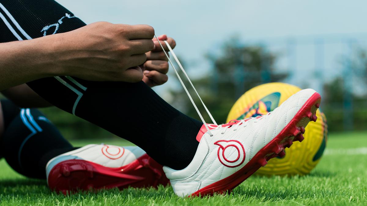 Sepatu Bola Modern